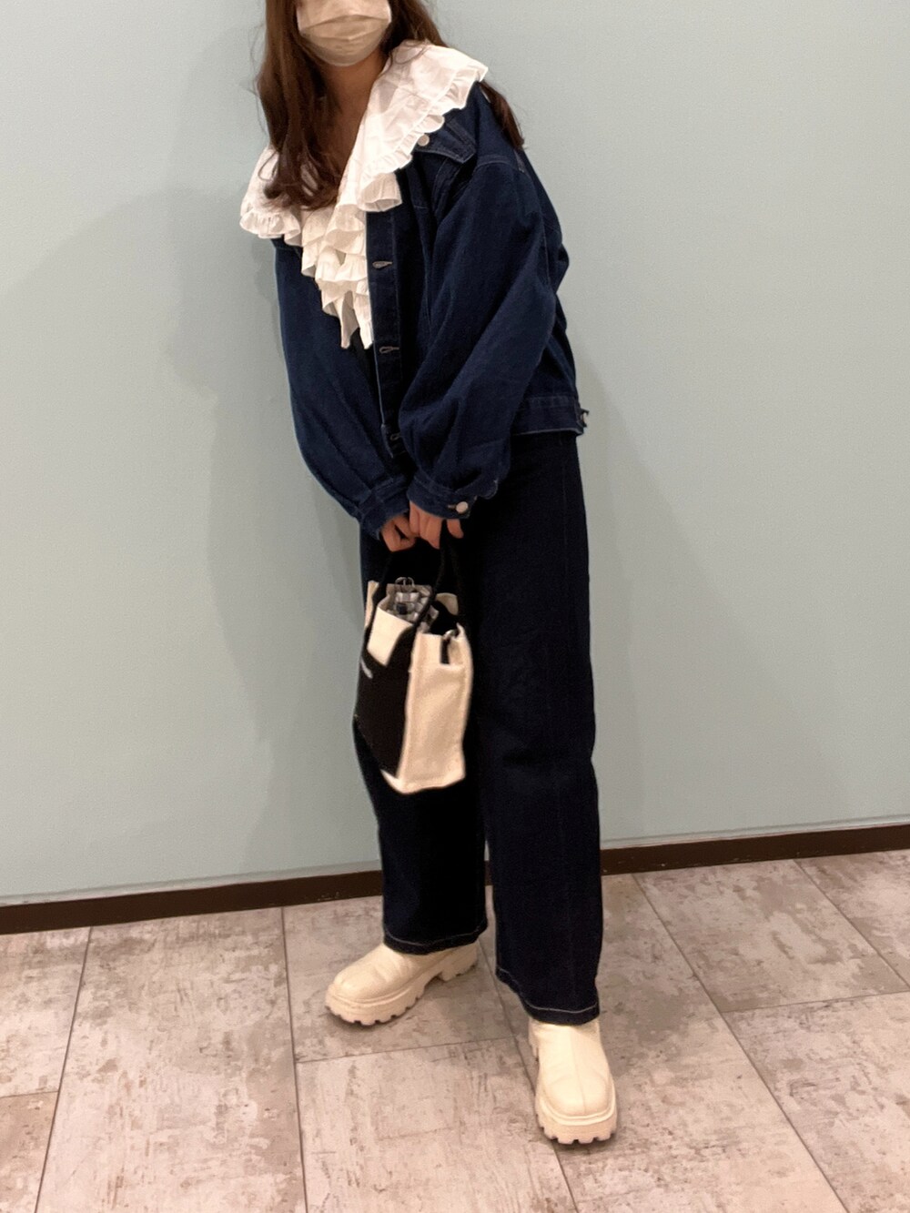 ホワイト系のシャツ/ブラウス、ブルー系のデニムパンツ、ブルー系のデニムジャケットを着用したレディースの春コーディネートの2枚目の写真