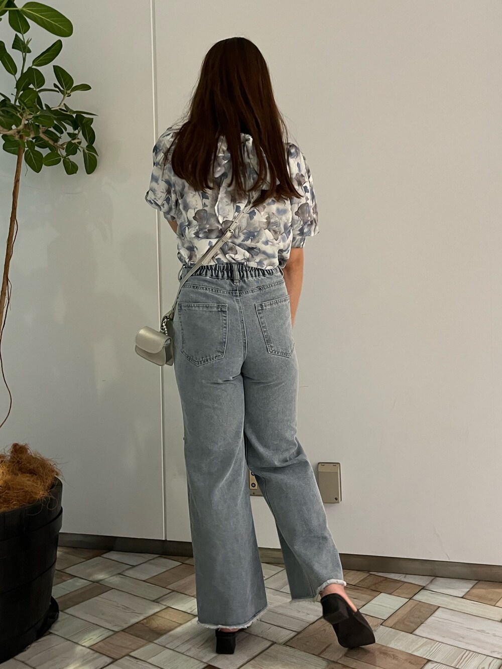 グレー系のシャツ/ブラウス、ブルー系のデニムパンツ、シルバー系のショルダーバッグを着用したレディースの夏コーディネートの4枚目の写真