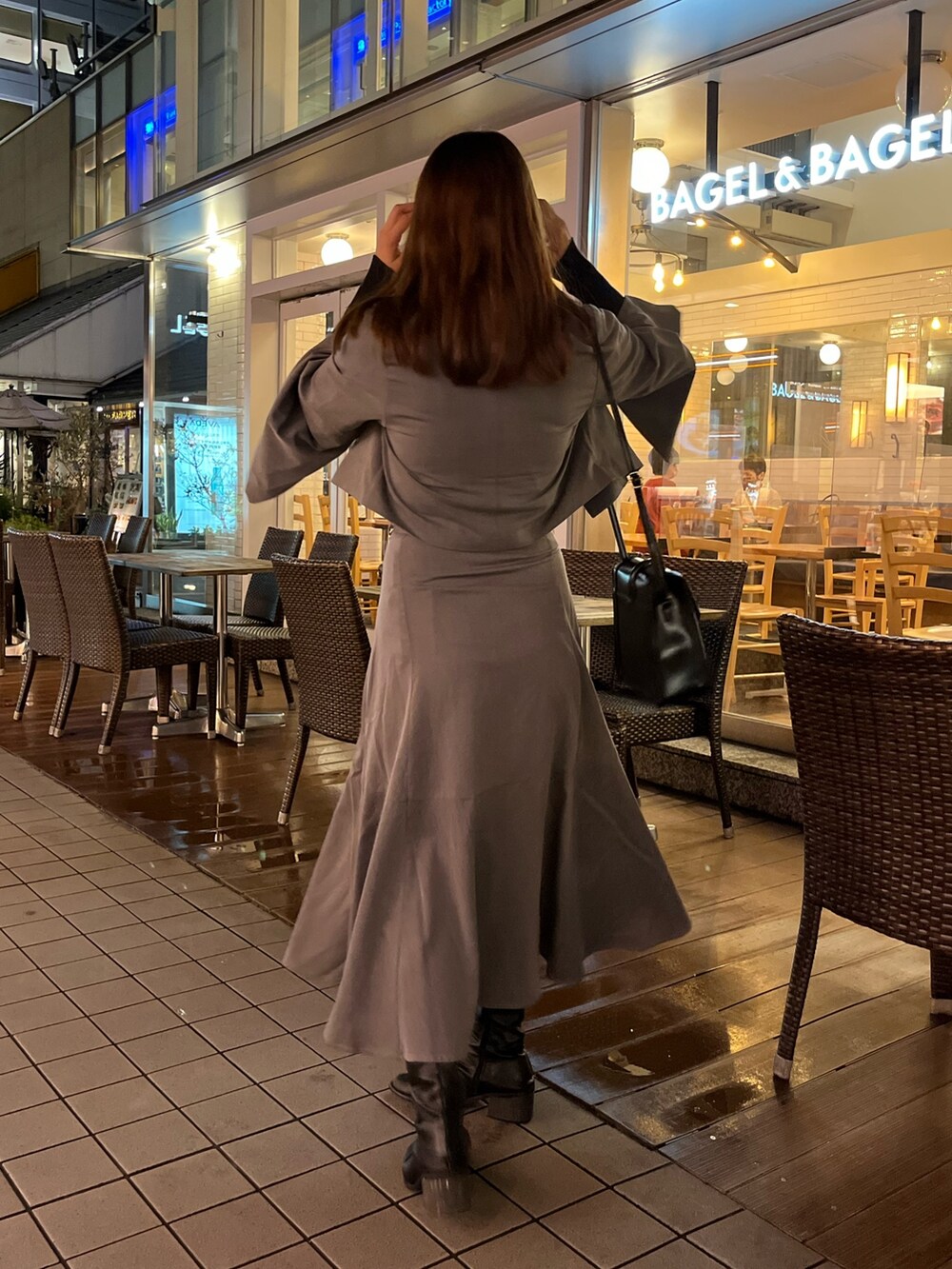 ブラック系のカーディガン/ボレロ、ブラック系のテーラードジャケット、ブラック系のショルダーバッグを着用したレディースの秋コーディネートの2枚目の写真