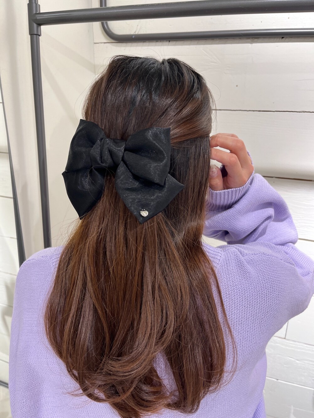 ブラック系のバレッタ/ヘアクリップを着用したレディースの冬コーディネートの2枚目の写真