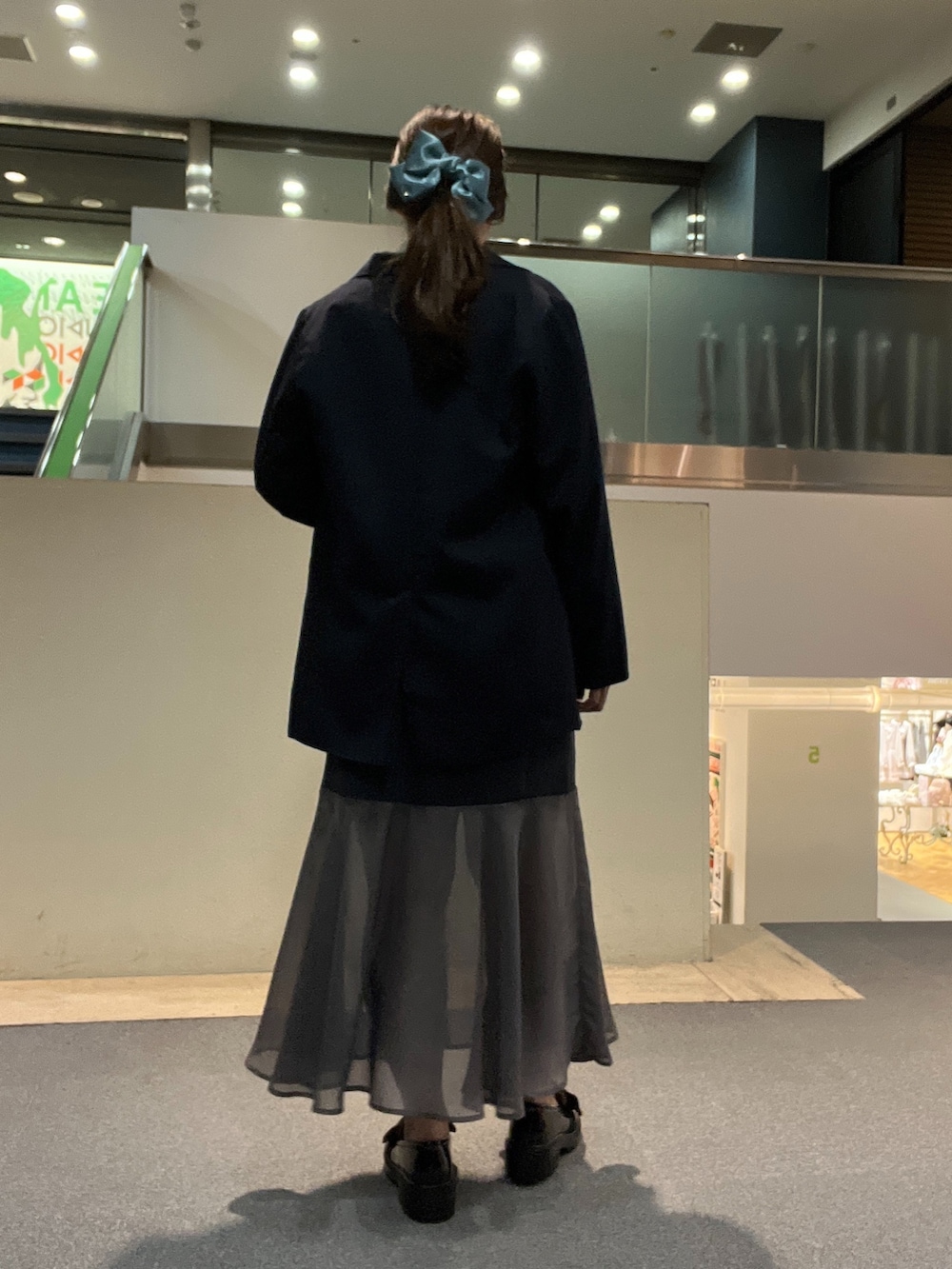 ホワイト系のTシャツ/カットソー、ブルー系のテーラードジャケット、グレー系のスカートを着用したレディースの冬コーディネートの2枚目の写真