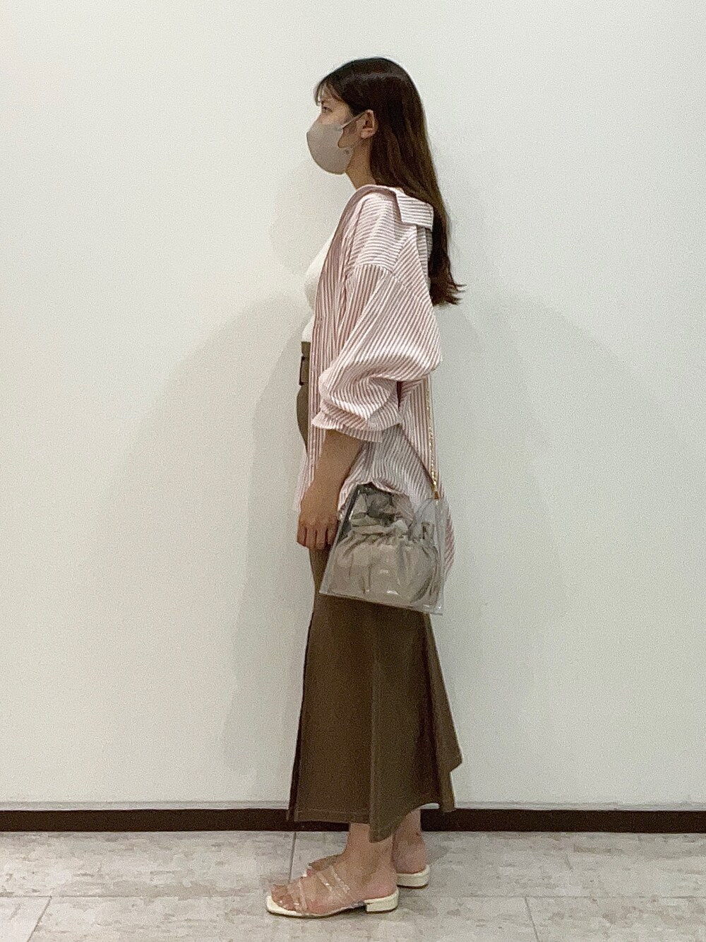 ピンク系のシャツ/ブラウス、ホワイト系のタンクトップ、ブラウン系のスカートを着用したレディースの夏コーディネートの3枚目の写真