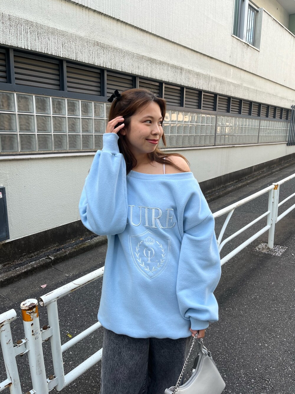 ブルー系のスウェットを着用したレディースの秋コーディネートの2枚目の写真