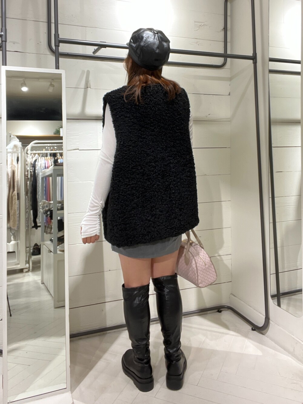 ブラック系のベスト、ホワイト系のTシャツ/カットソー、ブラック系のワンピースを着用したレディースの秋コーディネートの3枚目の写真