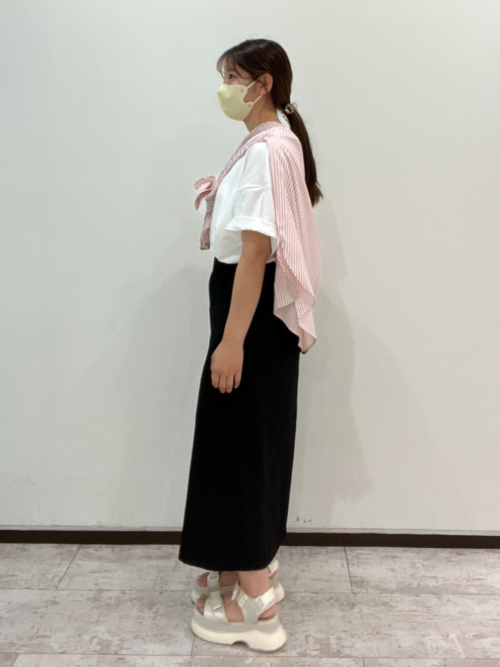 ホワイト系のTシャツ/カットソー、ピンク系のシャツ/ブラウス、ブラック系のスカートを着用したレディースの夏コーディネートの3枚目の写真