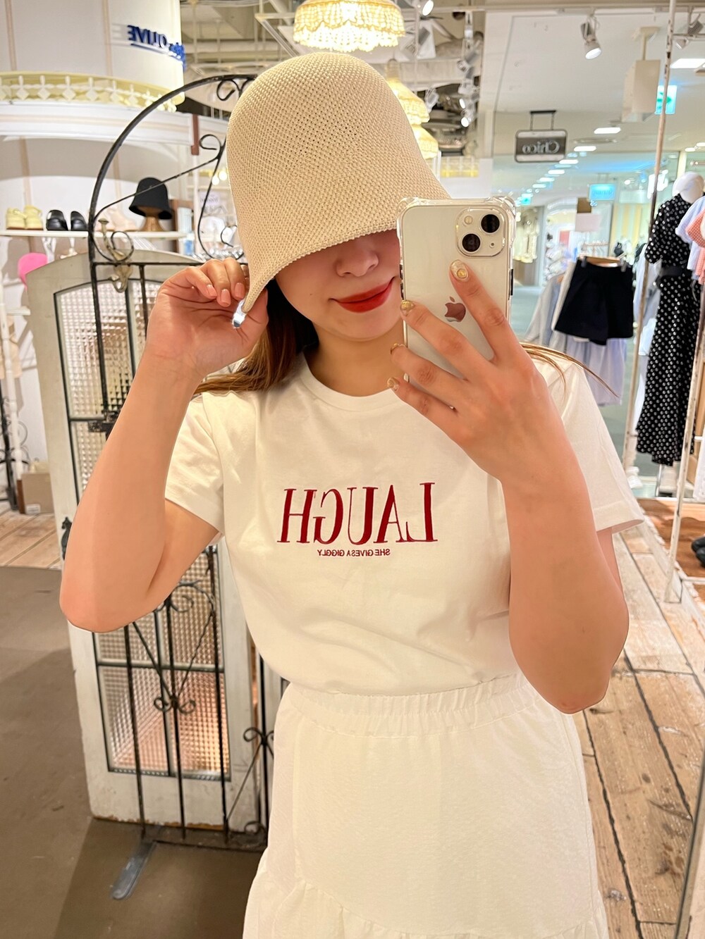 ホワイト系のTシャツ/カットソー、ホワイト系のスカートを着用したレディースの春コーディネートの2枚目の写真