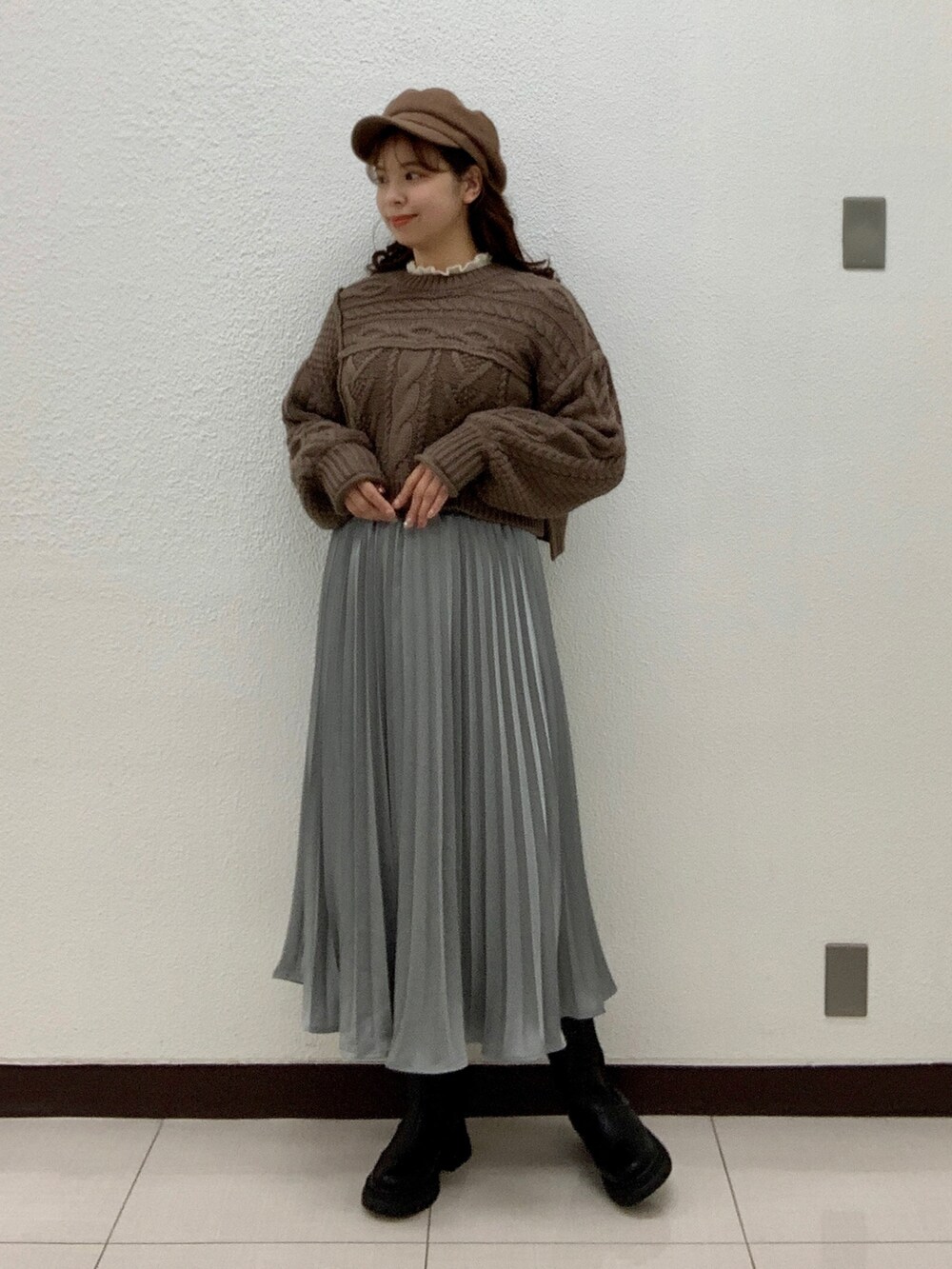 ホワイト系のニット/セーター、ブラウン系のニット/セーター、ブルー系のスカートを着用したレディースの秋コーディネートの2枚目の写真