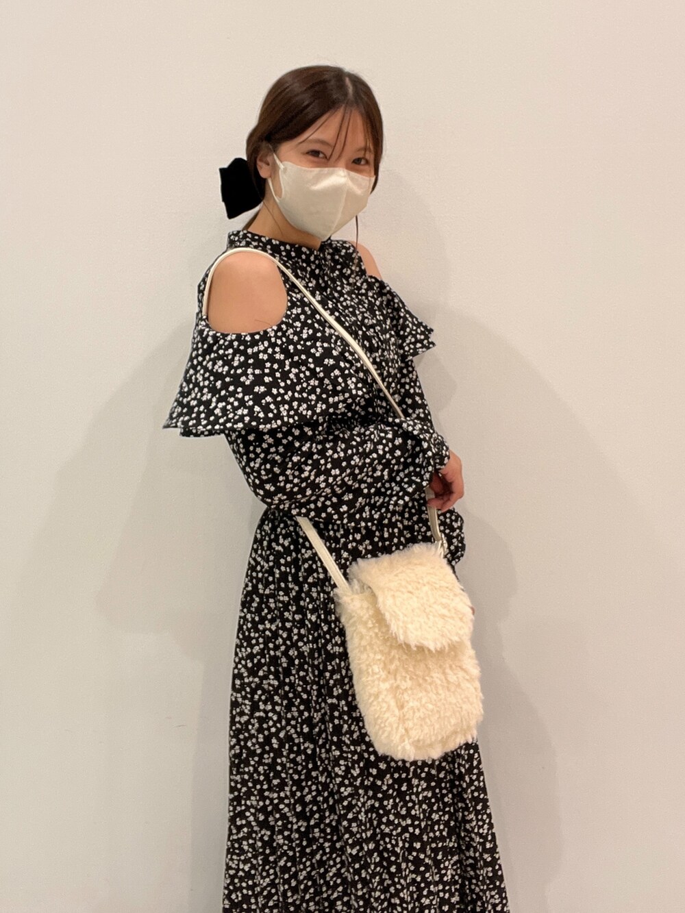 ブラック系のワンピース、イエロー系のブーツを着用したレディースの秋コーディネートの4枚目の写真