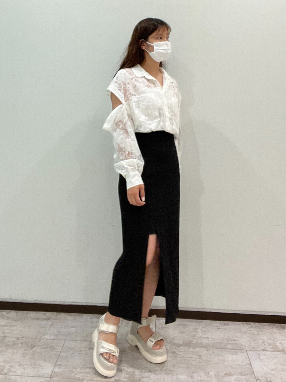 ホワイト系のシャツ/ブラウス、ブラック系のスカート、ホワイト系のショルダーバッグを着用したレディースの夏コーディネートの4枚目の写真
