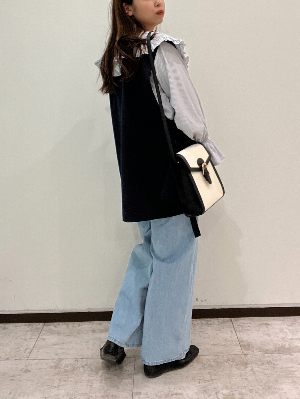 ブルー系のシャツ/ブラウス、ブルー系のその他アウター、ブラック系のショルダーバッグを着用したレディースの春コーディネートの4枚目の写真