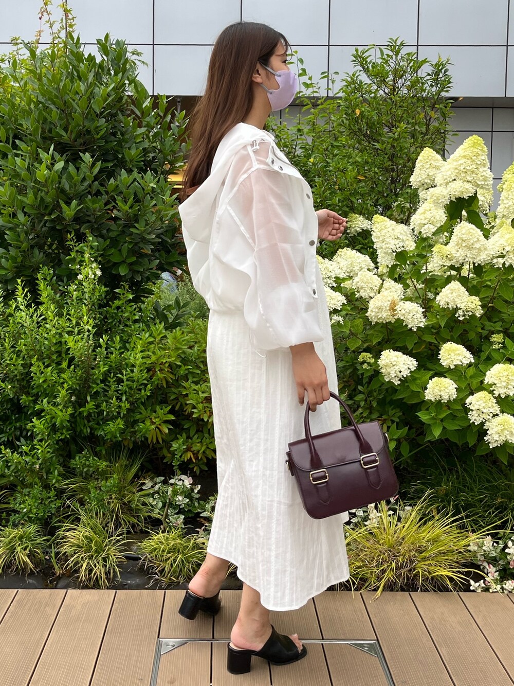ホワイト系のワンピースを着用したレディースの夏コーディネートの3枚目の写真