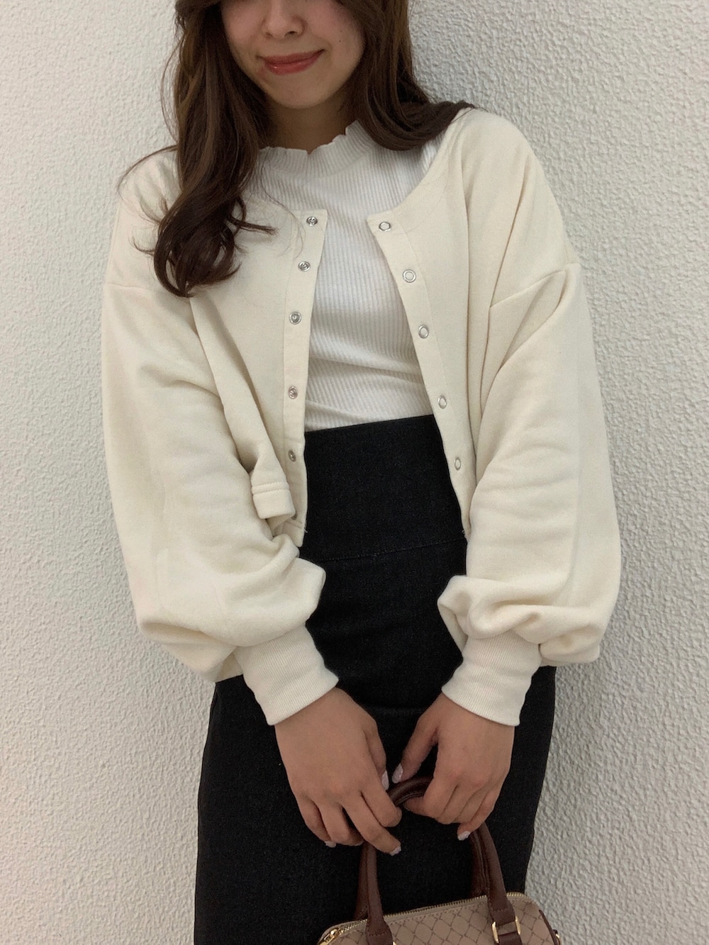 「休日スタイル、大人かわいい、今日のコーデ、オトナ女子、プチプラコーデ、冬、スカートスタイル、シンプルコーデ、高身長女子、休日コーデ、高身長コーデ、モノトーン、冬コーデ、ロングスカート、骨格ウェーブ」｜「OLIVE des OLIVEのボストンバッグ（ショルダーバッグ、ベージュ系）」を使った、やまちろさん（レディース・160cm）の冬コーディネートの2枚目の写真