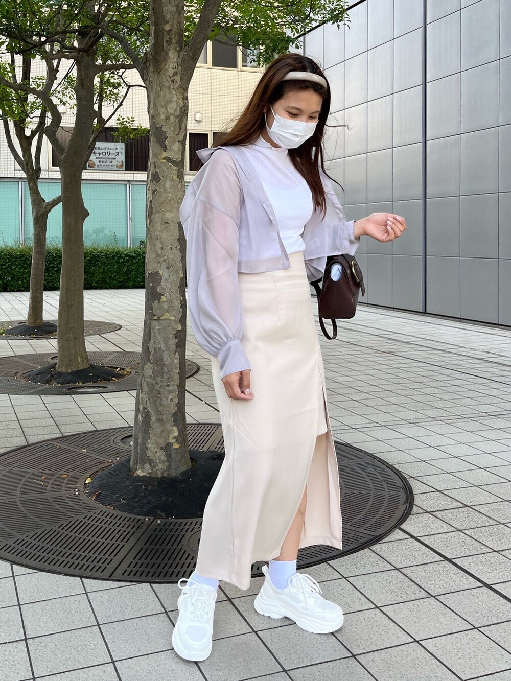 パープル系のシャツ/ブラウス、ホワイト系のタンクトップ、ホワイト系のスカートを着用したレディースの春コーディネートの3枚目の写真