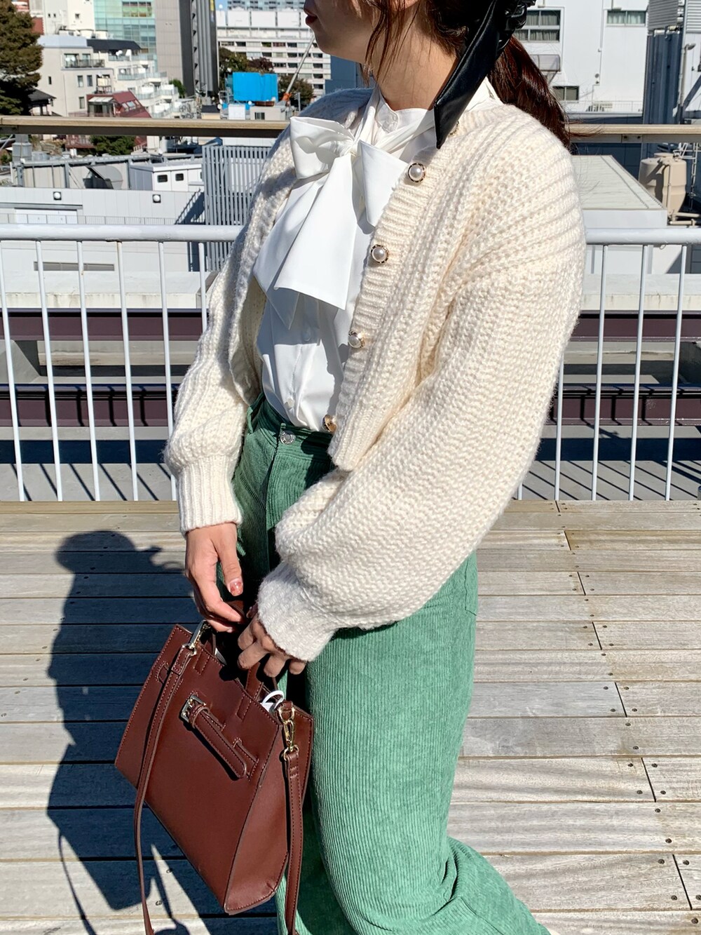 ホワイト系のシャツ/ブラウス、ホワイト系のカーディガン/ボレロ、グリーン系のその他パンツを着用したレディースの秋コーディネートの2枚目の写真