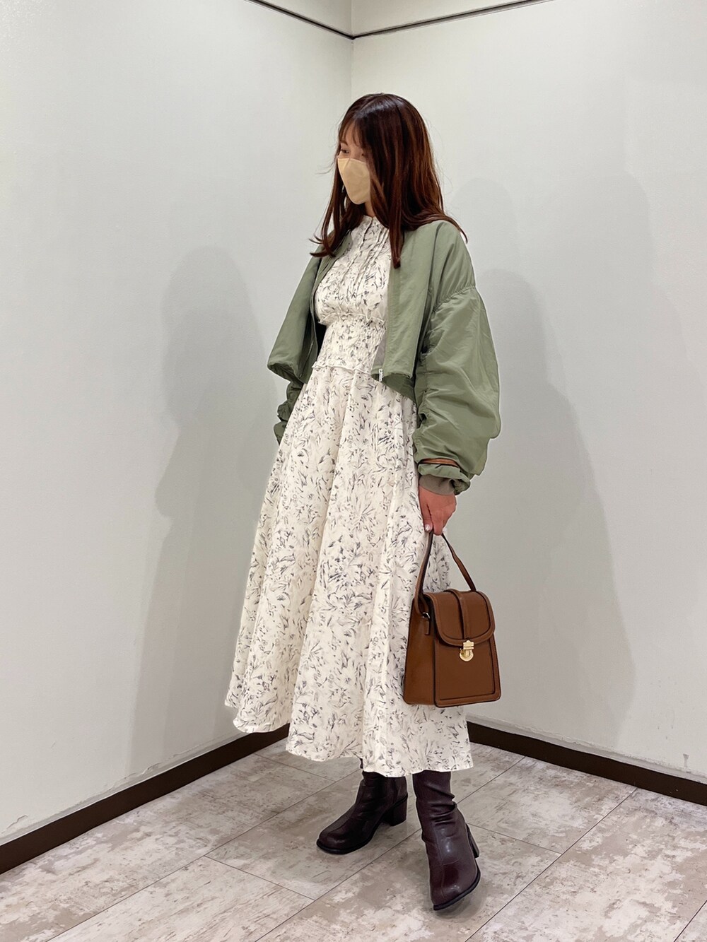 ホワイト系のワンピース、グリーン系のブルゾン、イエロー系のショルダーバッグを着用したレディースの秋コーディネートの2枚目の写真