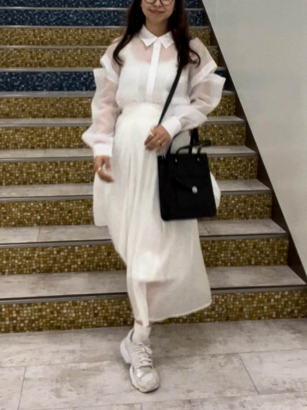 ホワイト系のシャツ/ブラウス、ホワイト系のスカート、ブラック系のショルダーバッグを着用したレディースの春コーディネートの3枚目の写真