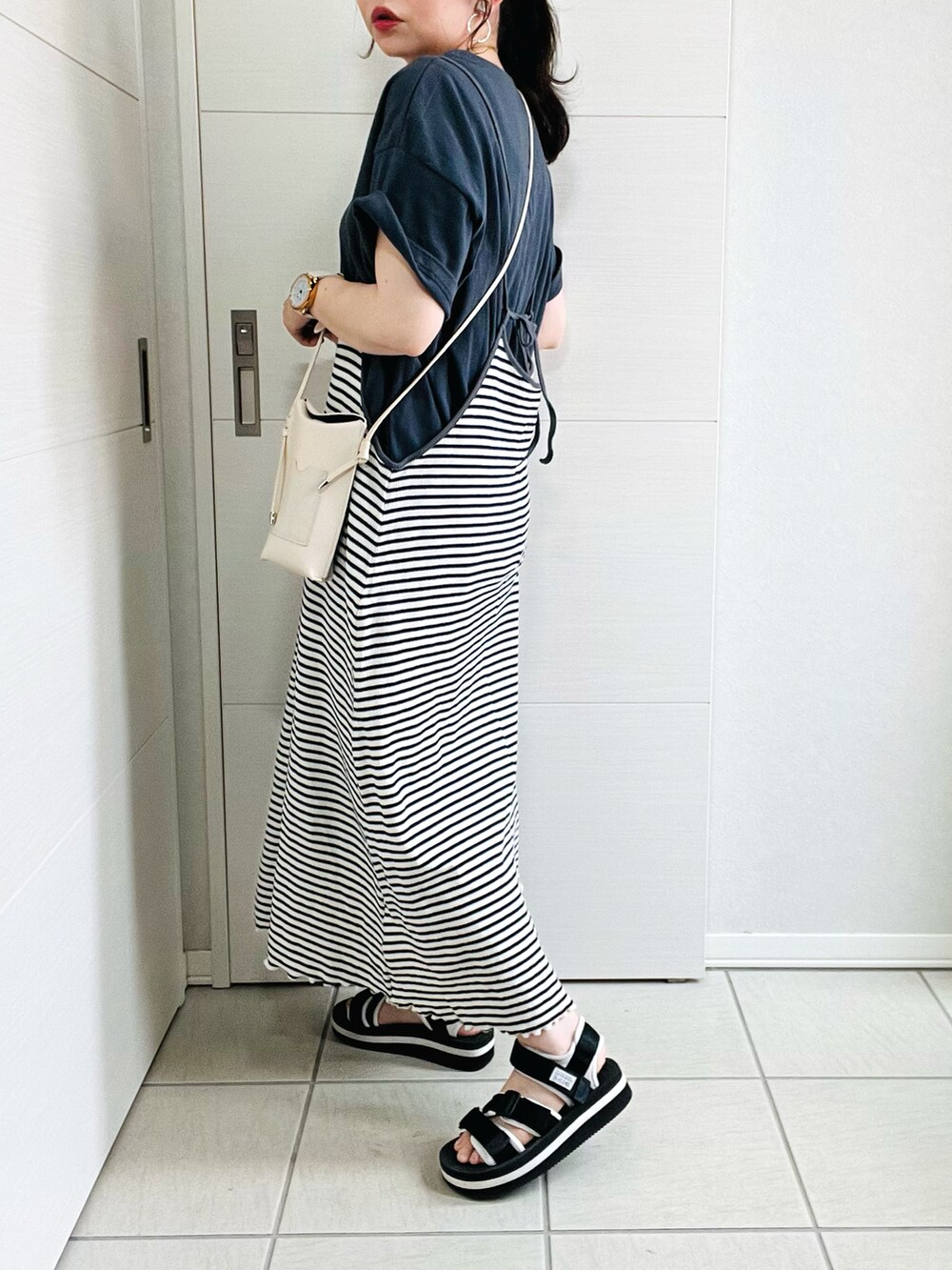 ブルー系のワンピース、グレー系のTシャツ/カットソー、ブラック系のサンダルを着用したレディースの夏コーディネートの5枚目の写真
