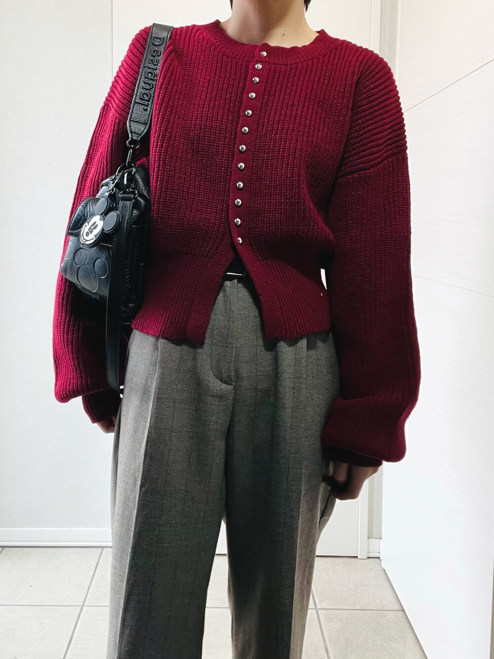 レッド系のカーディガン/ボレロ、その他のその他パンツ、ブラック系のハンドバッグを着用したレディースの秋コーディネートの2枚目の写真