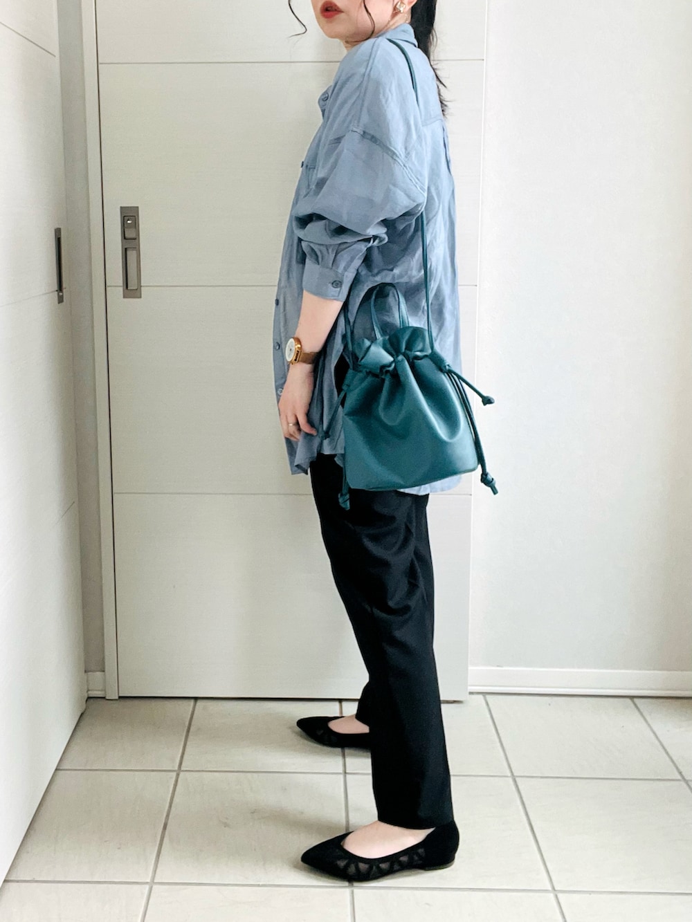ホワイト系のTシャツ/カットソー、ブルー系のシャツ/ブラウス、ブラック系のその他パンツを着用したレディースの夏コーディネートの4枚目の写真