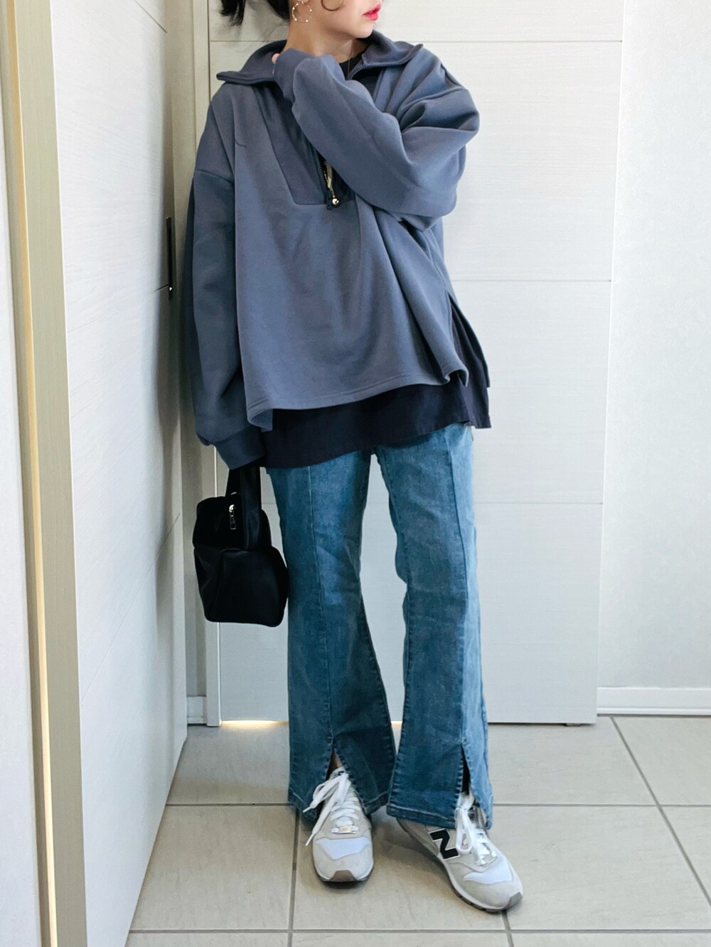 「オトナ女子、カジュアルコーデ、休日コーデ、プチプラコーデ、スリットパンツ、ハーフジップ、ロゴT、春、オトナカジュアル、ブルー、低身長、低身長コーデ、低身長女子、ANGIE VINTAGE、春コーデ」|「ANGIEの裏起毛ハーフジップオーバーサイズスウェット(スウェット、ブルー系)」を使った、❁⃘asa❁⃘さん(レディース・150cm)の冬コーディネートの2枚目の写真