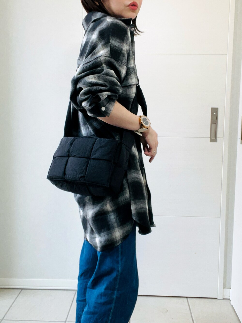 ブラック系のスニーカー、ブラック系のシャツ/ブラウス、ブラック系のTシャツ/カットソーを着用したレディースの秋コーディネートの3枚目の写真