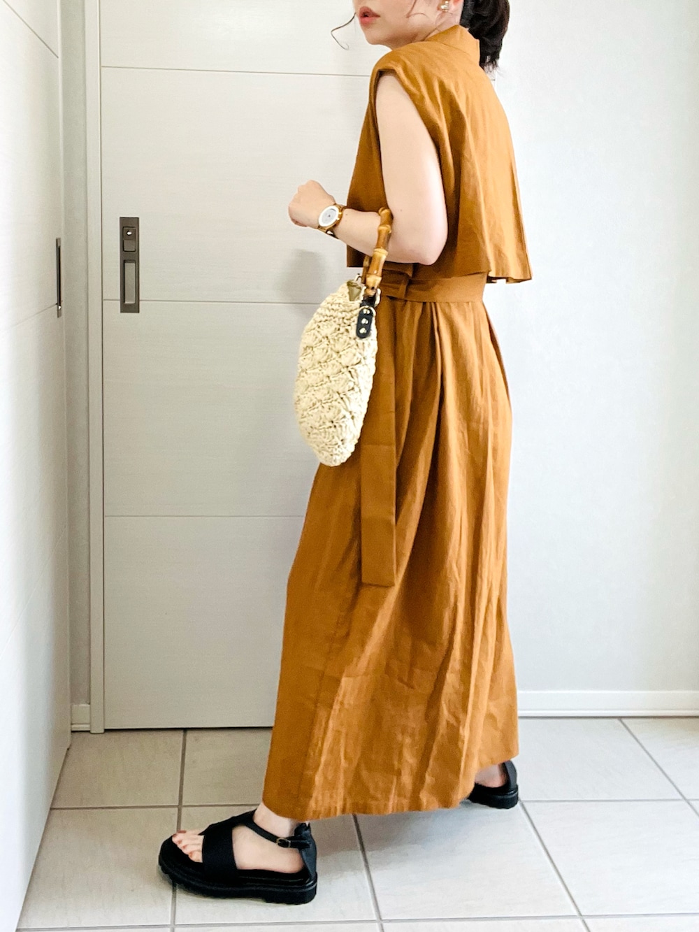 ブラウン系のワンピース、ブラック系のサンダル、ベージュ系のショルダーバッグを着用したレディースの夏コーディネートの5枚目の写真