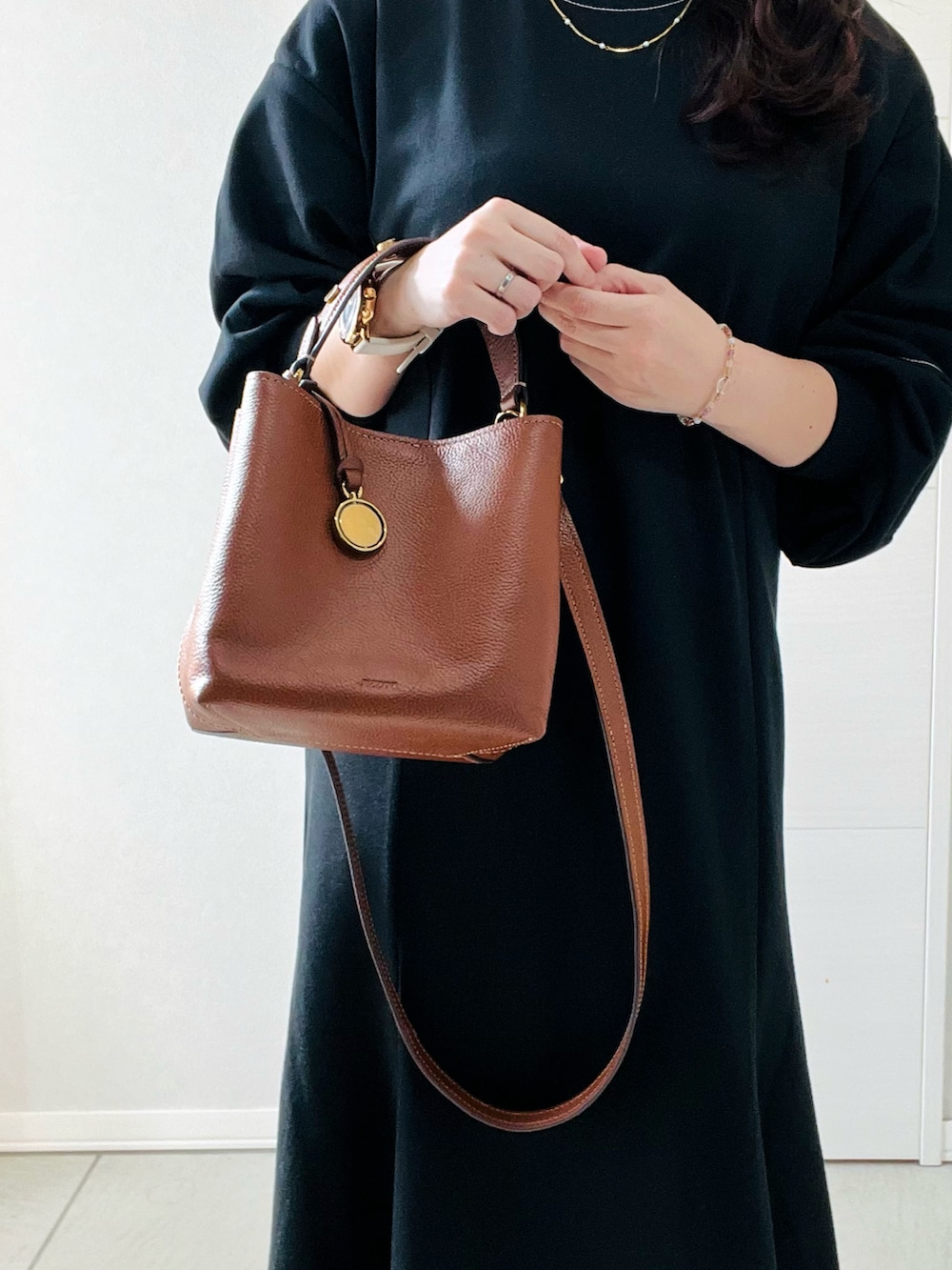 「秋っぽコーデ更新中、ワンピース、休日スタイル、秋冬コーデ、大人かわいい、シンプルコーデ、Fossil、FOSSILSTYLE、フォッシル、バケットバッグ、ブラウン、ブラックコーデ、低身長、低身長コーデ、低身長女子」｜「FOSSILのJessie Crossbody ZB11002200（ショルダーバッグ、ブラウン系）」を使った、❁⃘asa❁⃘さん（レディース・150cm）の秋コーディネートの2枚目の写真