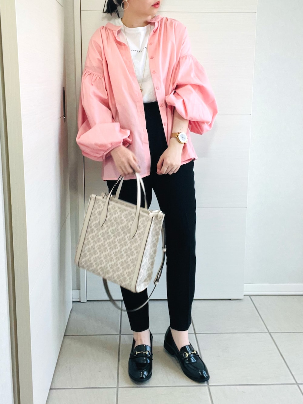 ピンク系のシャツ/ブラウス、ホワイト系のTシャツ/カットソー、ブラック系のパンツを着用したレディースの春コーディネートの2枚目の写真