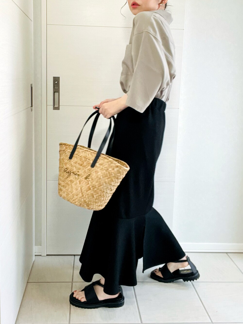 ベージュ系のシャツ/ブラウス、ブラック系のセットアップ、ブラック系のサンダルを着用したレディースの夏コーディネートの4枚目の写真