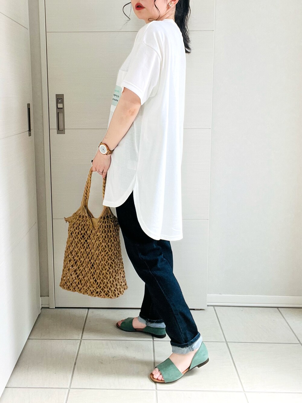 ホワイト系のTシャツ/カットソー、ブルー系のデニムパンツ、グリーン系のサンダルを着用したレディースの春コーディネートの5枚目の写真