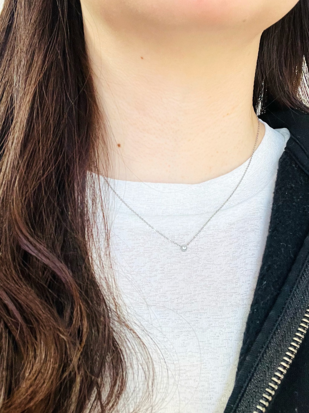 ブルー系のデニムパンツ、ホワイト系のスニーカー、ブラック系のショルダーバッグを着用したレディースの春コーディネートの2枚目の写真