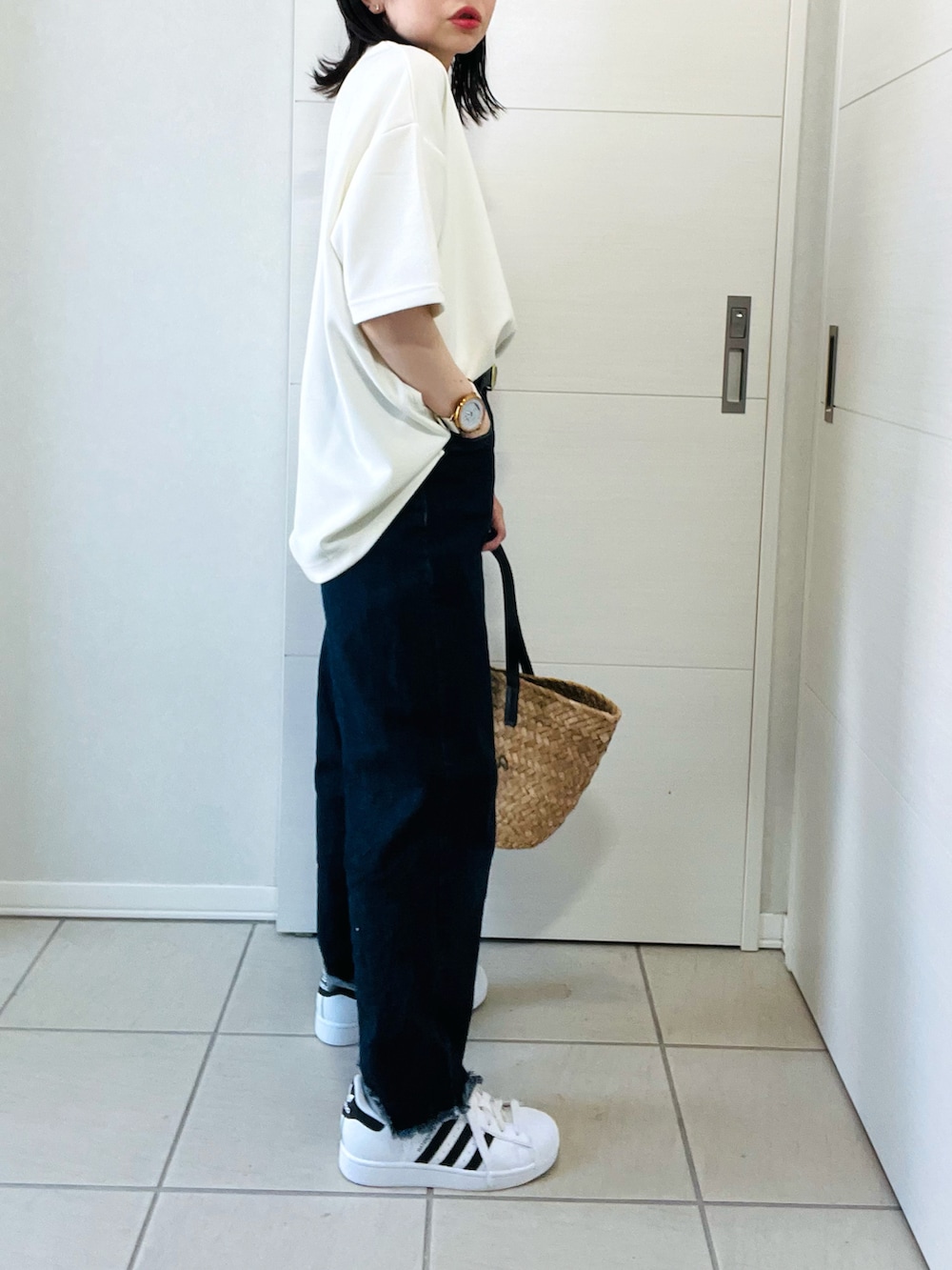 「夏ルックで気分アップ、夏服、夏コーデ、オトナカジュアル、シンプルコーデ、デニム、ゆるコーデ、adidas、アディダス、低身長、低身長コーデ、低身長女子」｜「Fizzの【Fizz/フィズ】　モックネックゆったりダンボール半袖Tee（Tシャツ/カットソー、ホワイト系）」を使った、❁⃘asa❁⃘さん（骨格ストレート・レディース・150cm）の夏コーディネートの5枚目の写真