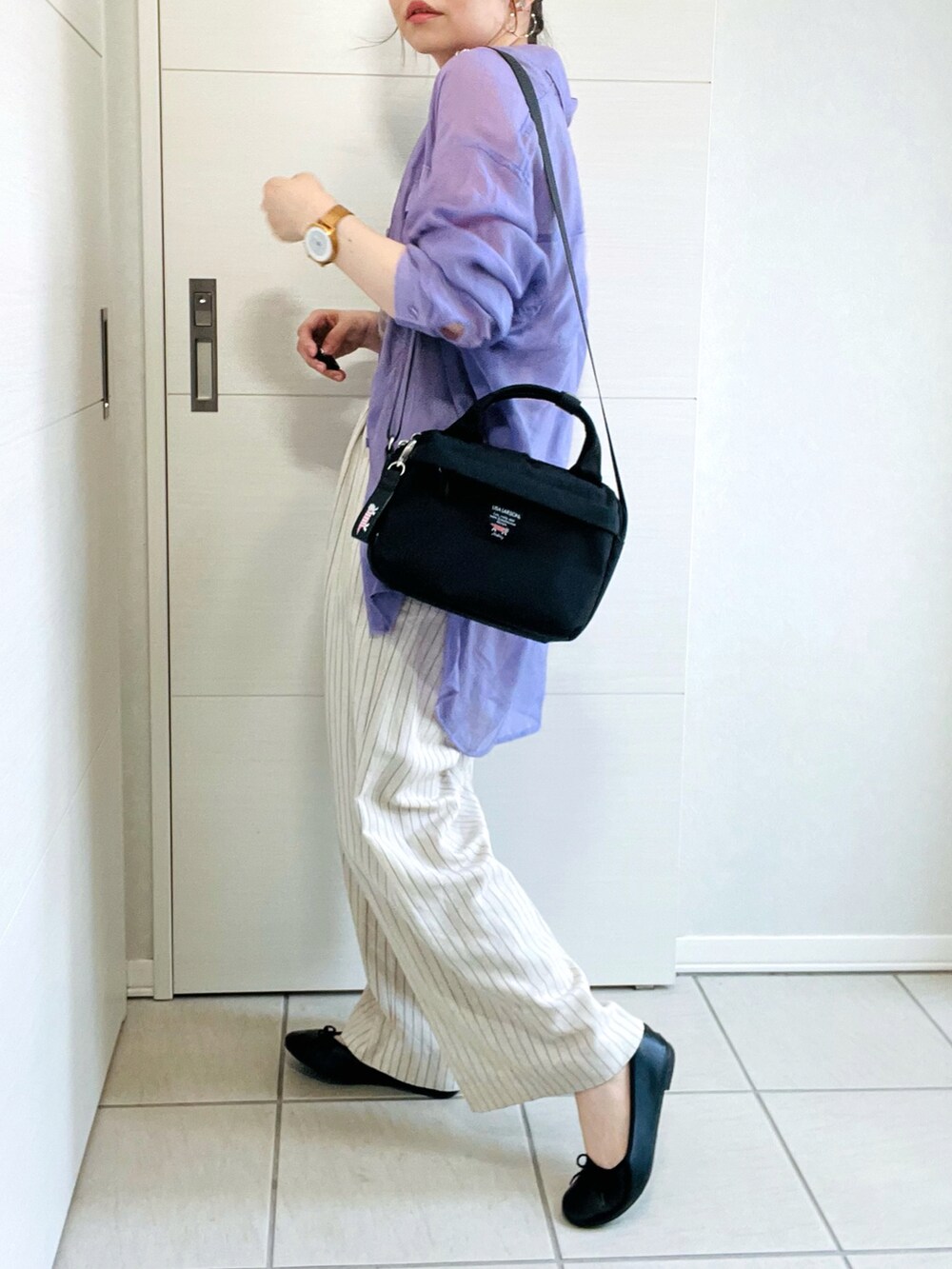 パープル系のシャツ/ブラウス、その他のその他パンツ、ブラック系のショルダーバッグを着用したレディースの夏コーディネートの4枚目の写真