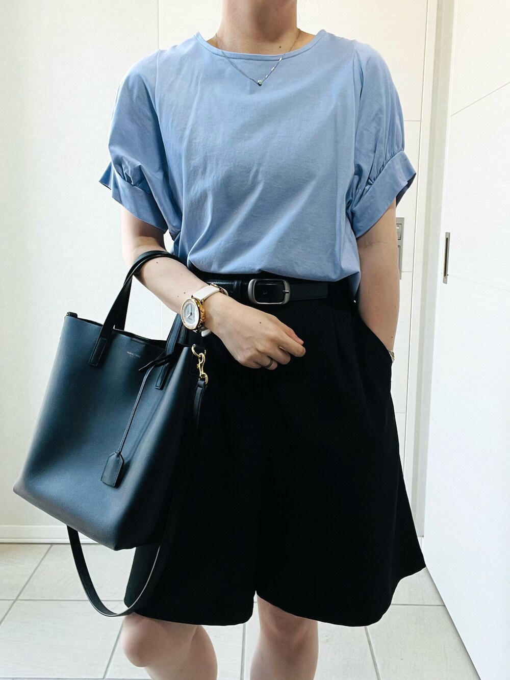 ブルー系のTシャツ/カットソー、ブラック系のその他パンツ、ブラック系のバレエシューズを着用したレディースの夏コーディネートの2枚目の写真