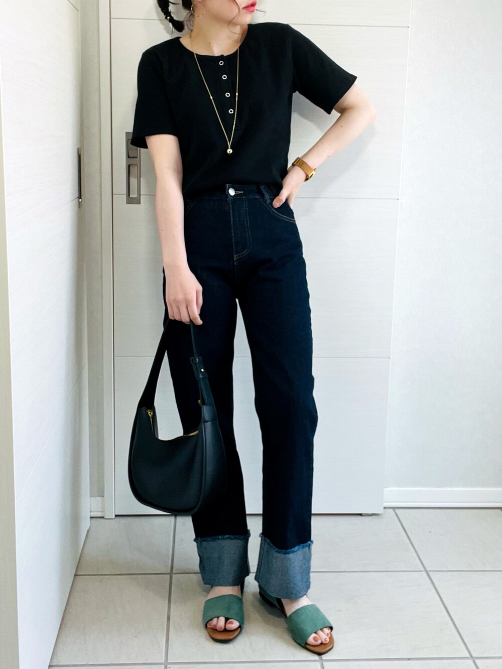 ブラック系のTシャツ/カットソー、ブルー系のデニムパンツ、グリーン系のサンダルを着用したレディースの夏コーディネートの2枚目の写真