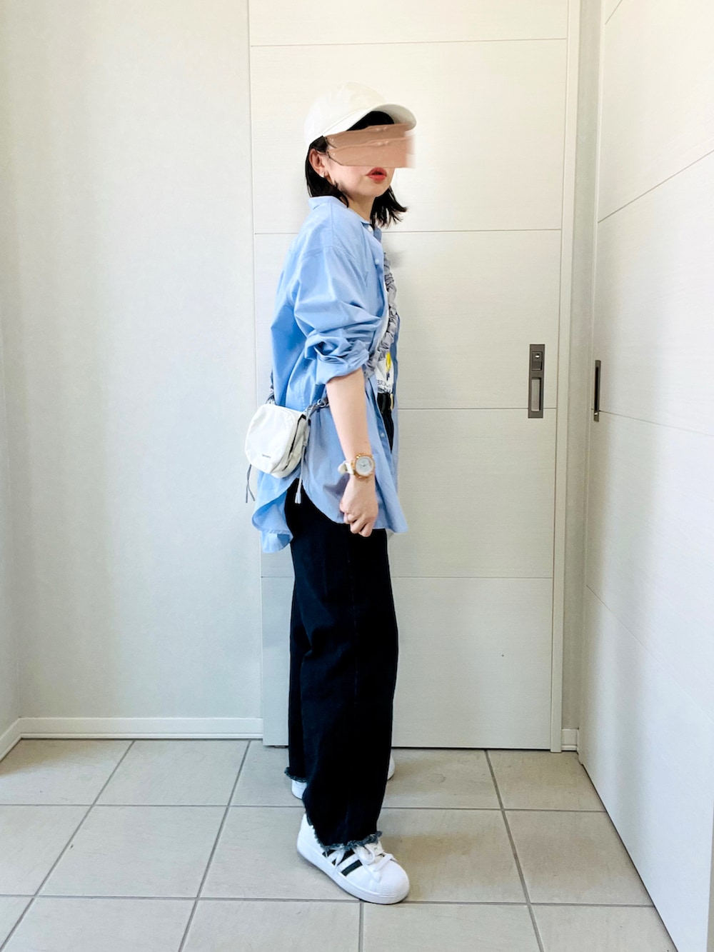 ブルー系のシャツ/ブラウス、ホワイト系のTシャツ/カットソー、ブルー系のデニムパンツを着用したレディースの夏コーディネートの5枚目の写真