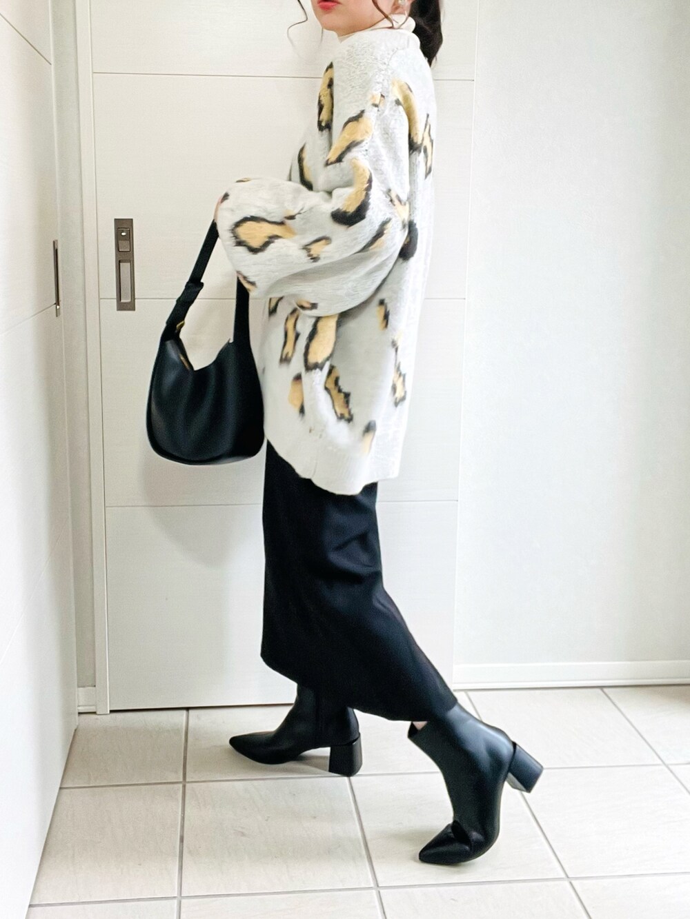 その他のカーディガン/ボレロ、ホワイト系のニット/セーター、ブラック系のスカートを着用したレディースの秋コーディネートの4枚目の写真