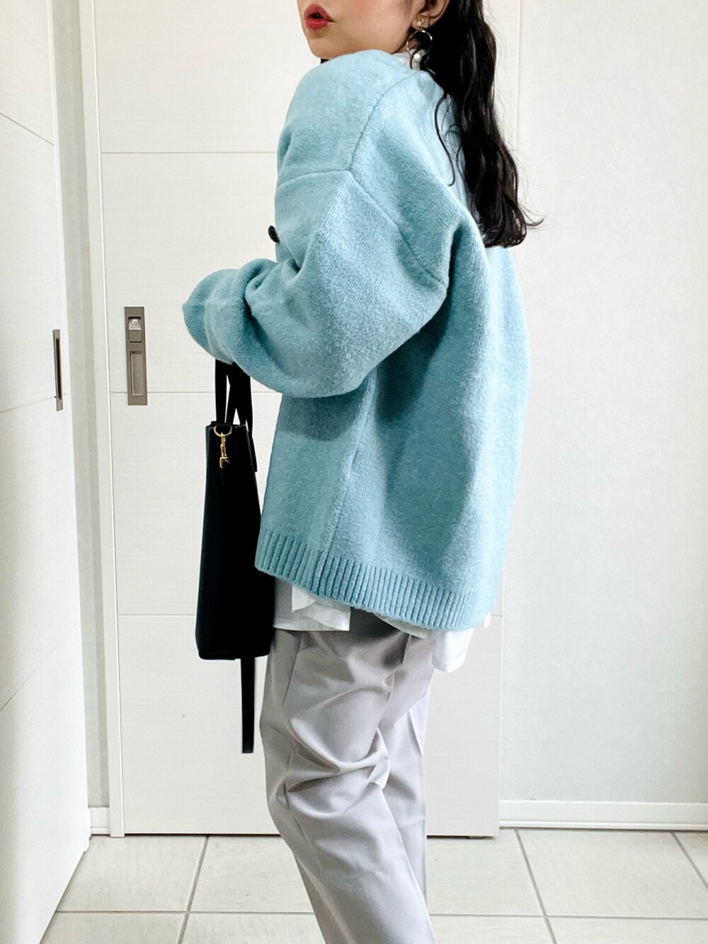 ホワイト系のシャツ/ブラウス、ブルー系のカーディガン/ボレロ、シルバー系のその他パンツを着用したレディースの秋コーディネートの3枚目の写真