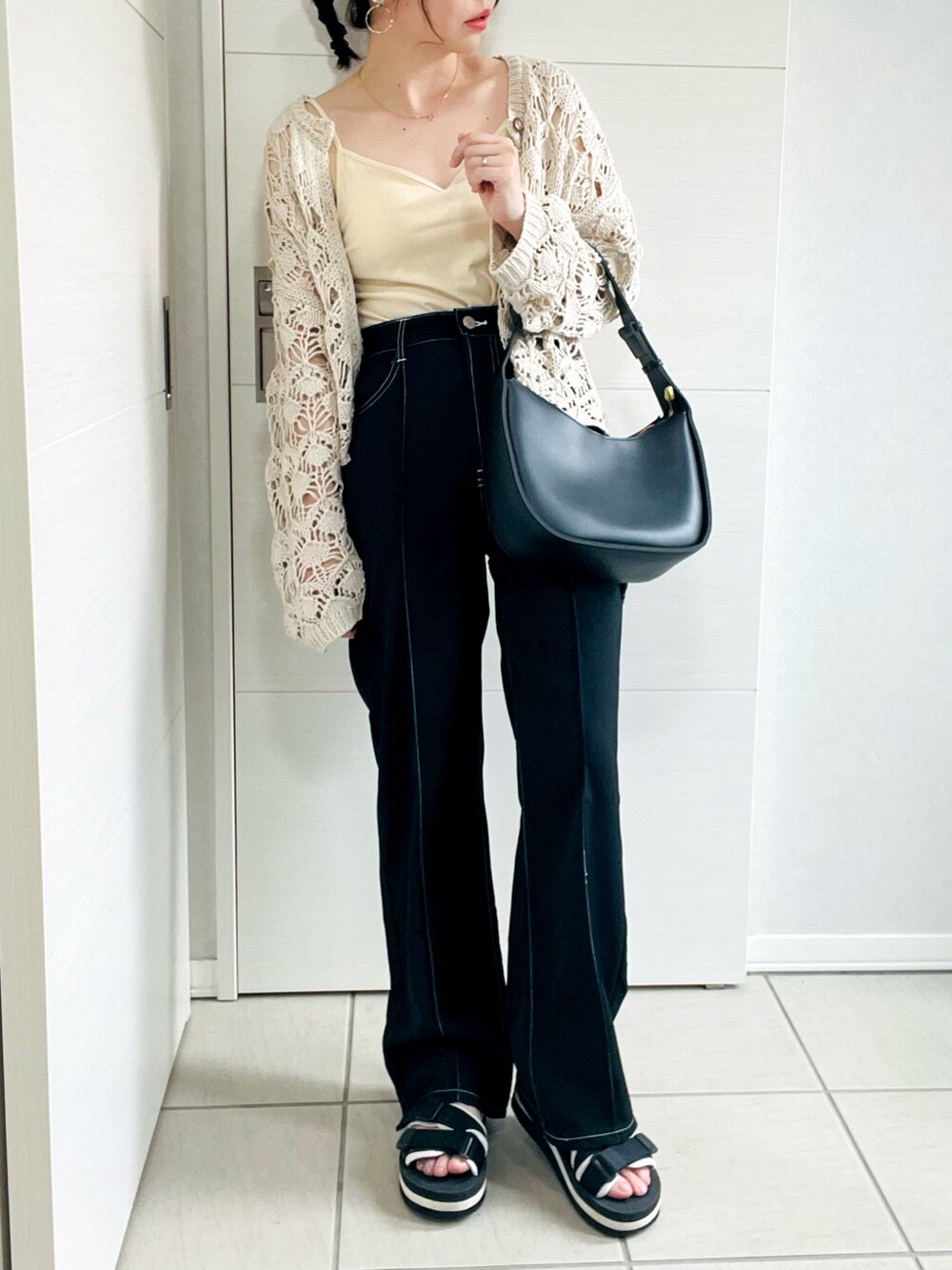 ホワイト系のキャミソール、ホワイト系のカーディガン/ボレロ、ブラック系のその他パンツを着用したレディースの夏コーディネートの2枚目の写真