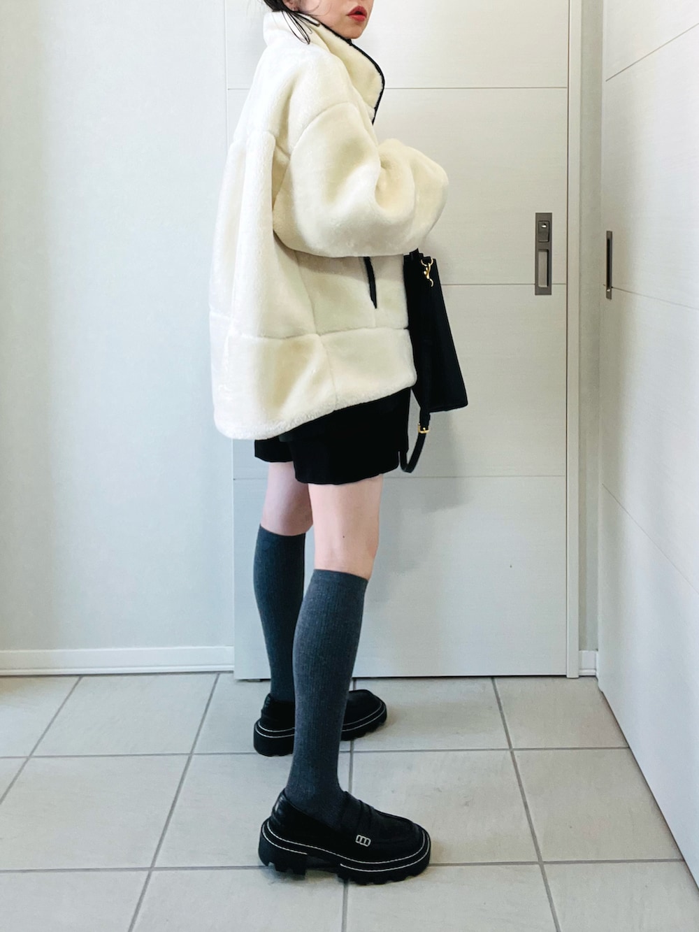 「プチプラ、ボアコート、ボアジャケット、スカパン、ハイソックス、ローファー、カジュアルガーリー、春コーデ、低身長、低身長コーデ、低身長女子」|「SHIPSの【WEB限定】 高密度 ブライト ボア スタンドコート(ブルゾン、ホワイト系)」を使った、❁⃘asa❁⃘さん(レディース・150cm)の春コーディネートの4枚目の写真