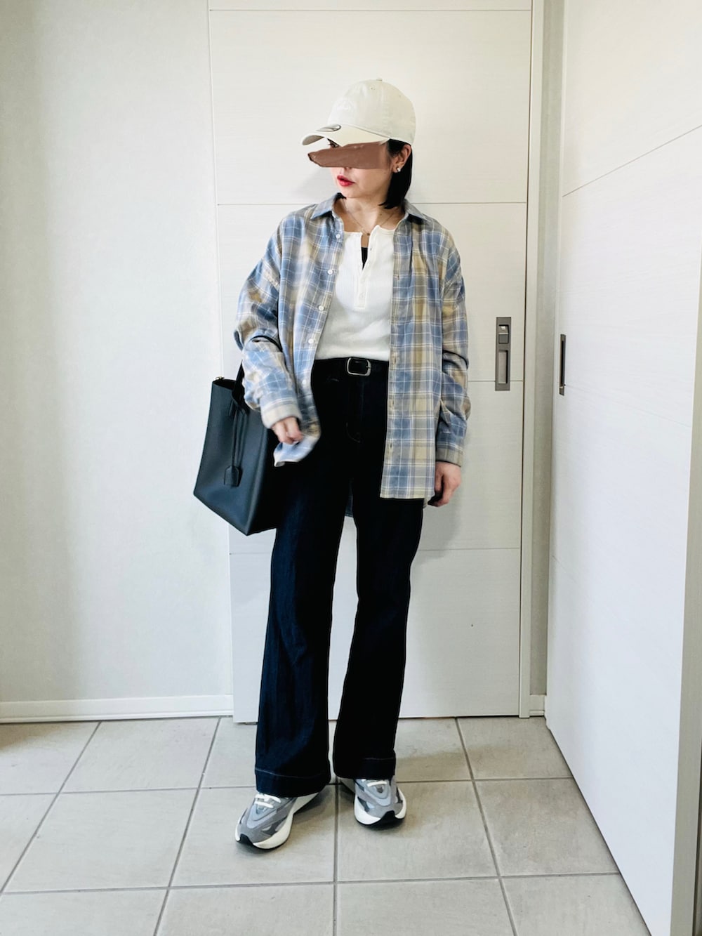 グレー系のスニーカー、ブルー系のデニムパンツ、ブルー系のシャツ/ブラウスを着用したレディースの春コーディネートの4枚目の写真