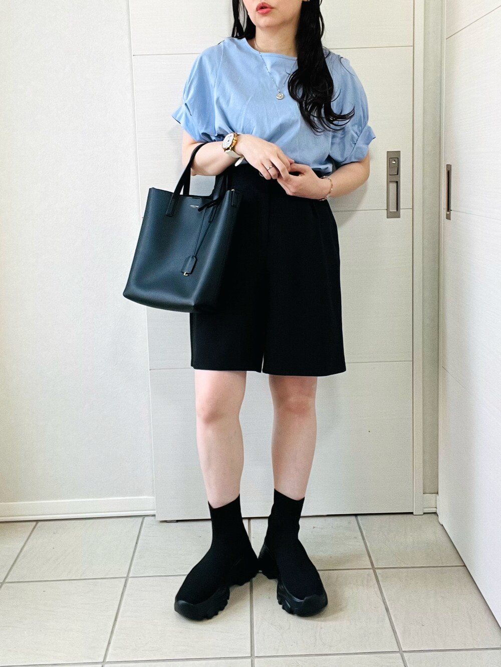 ブルー系のTシャツ/カットソー、ブラック系のその他パンツ、ブラック系のブーツを着用したレディースの夏コーディネートの4枚目の写真