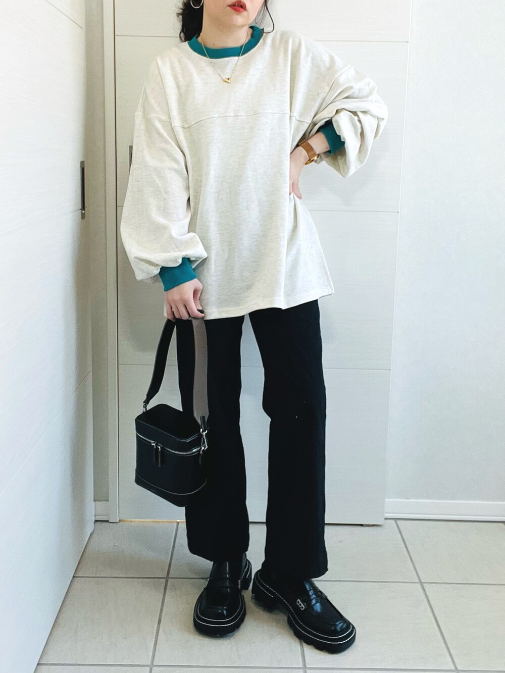 ベージュ系のスウェット、ブラック系のその他パンツ、ブラック系のローファーを着用したレディースの春コーディネートの4枚目の写真