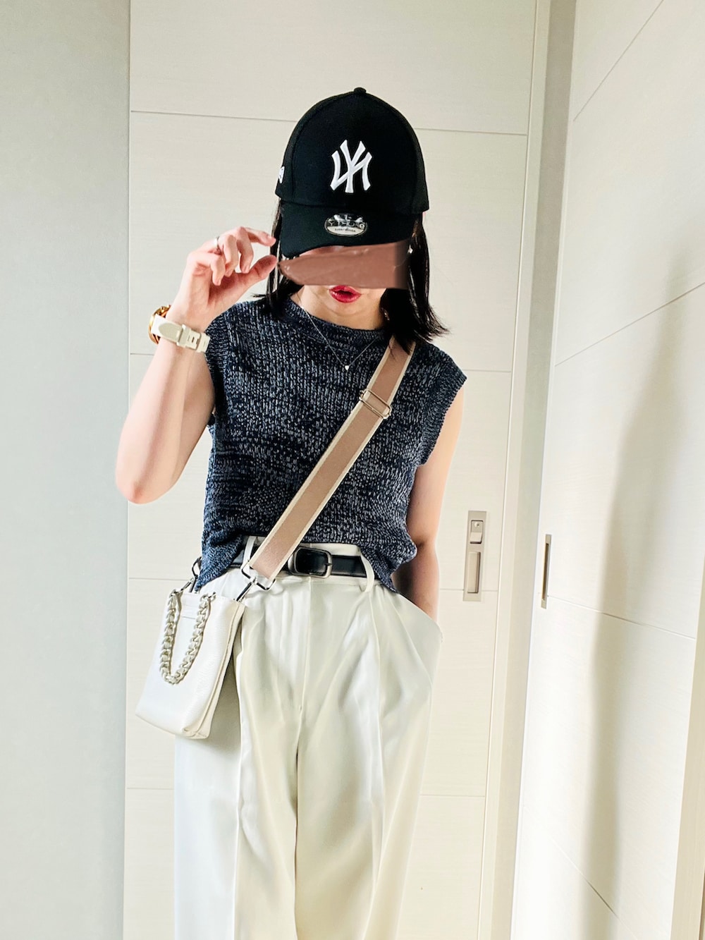 ブルー系のその他トップス、ホワイト系のスラックス、ブラック系のスニーカーを着用したレディースの夏コーディネートの2枚目の写真