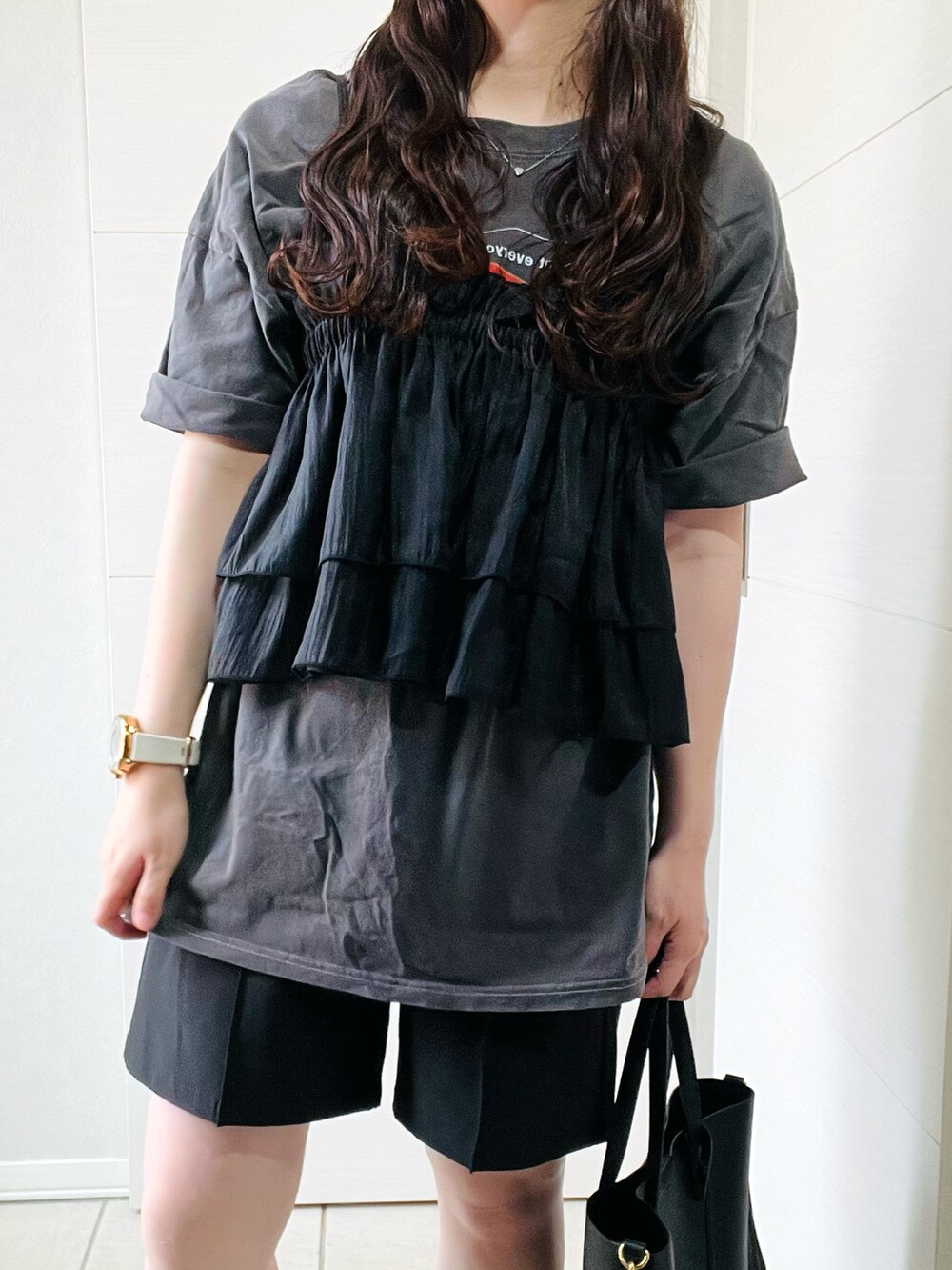 ブラック系のキャミソール、ブラック系のTシャツ/カットソー、ブラック系のその他パンツを着用したレディースの夏コーディネートの3枚目の写真