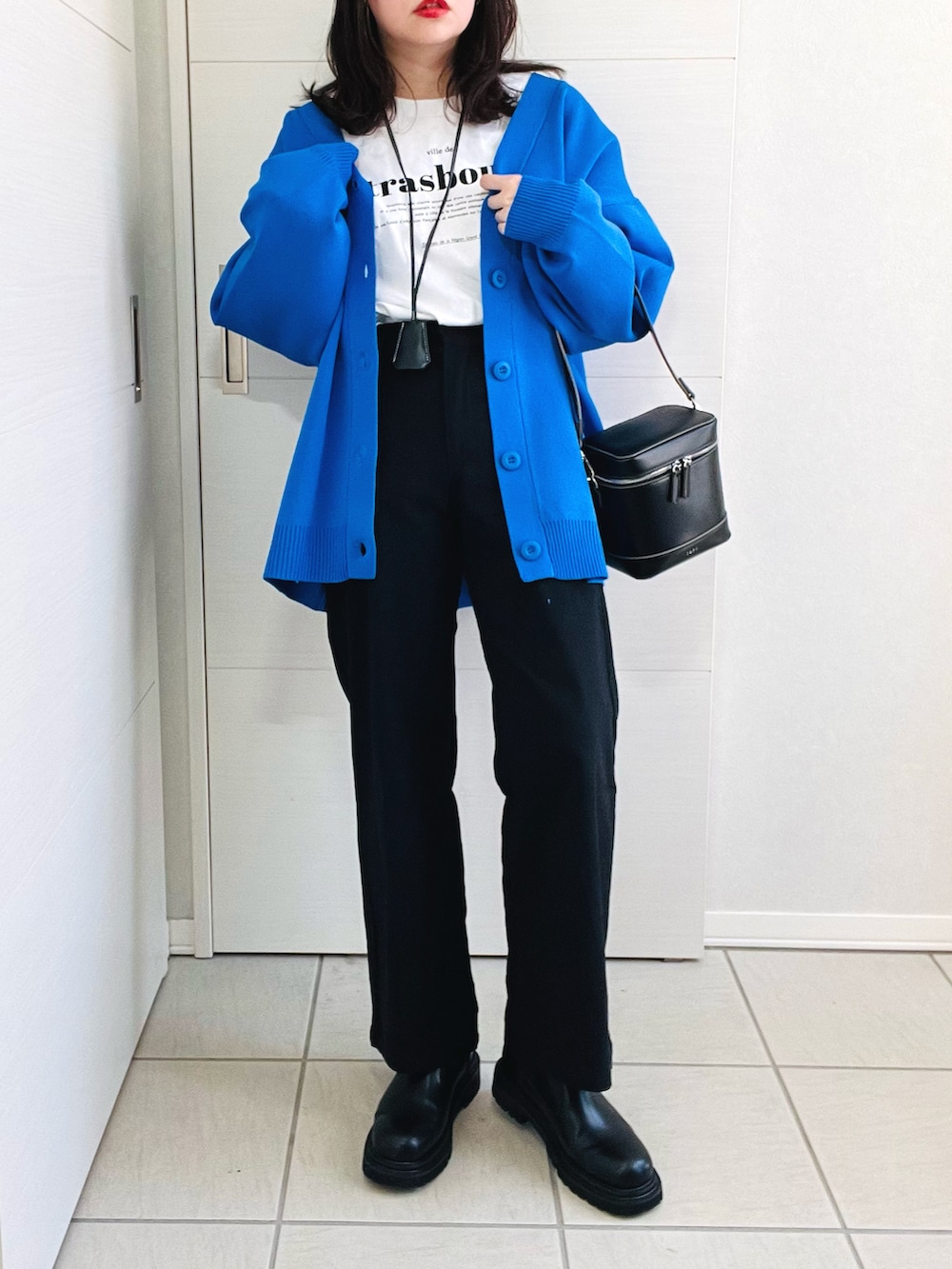 ブルー系のカーディガン/ボレロ、ホワイト系のTシャツ/カットソー、ブラック系のその他パンツを着用したレディースの冬コーディネートの3枚目の写真