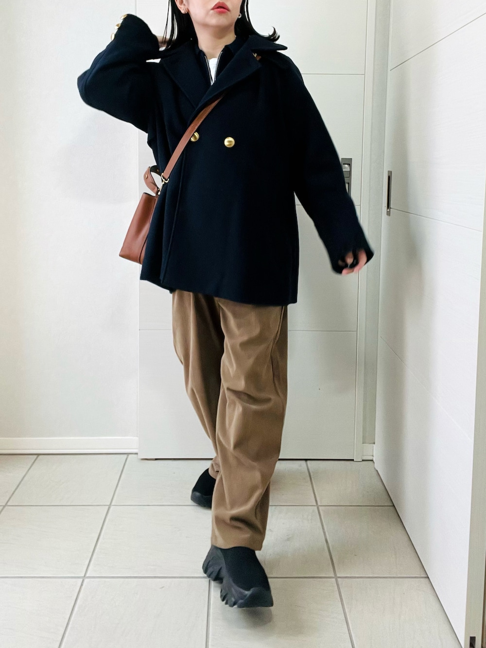 ブルー系のニット/セーター、ベージュ系のその他パンツ、ブラック系のブーツを着用したレディースの冬コーディネートの4枚目の写真