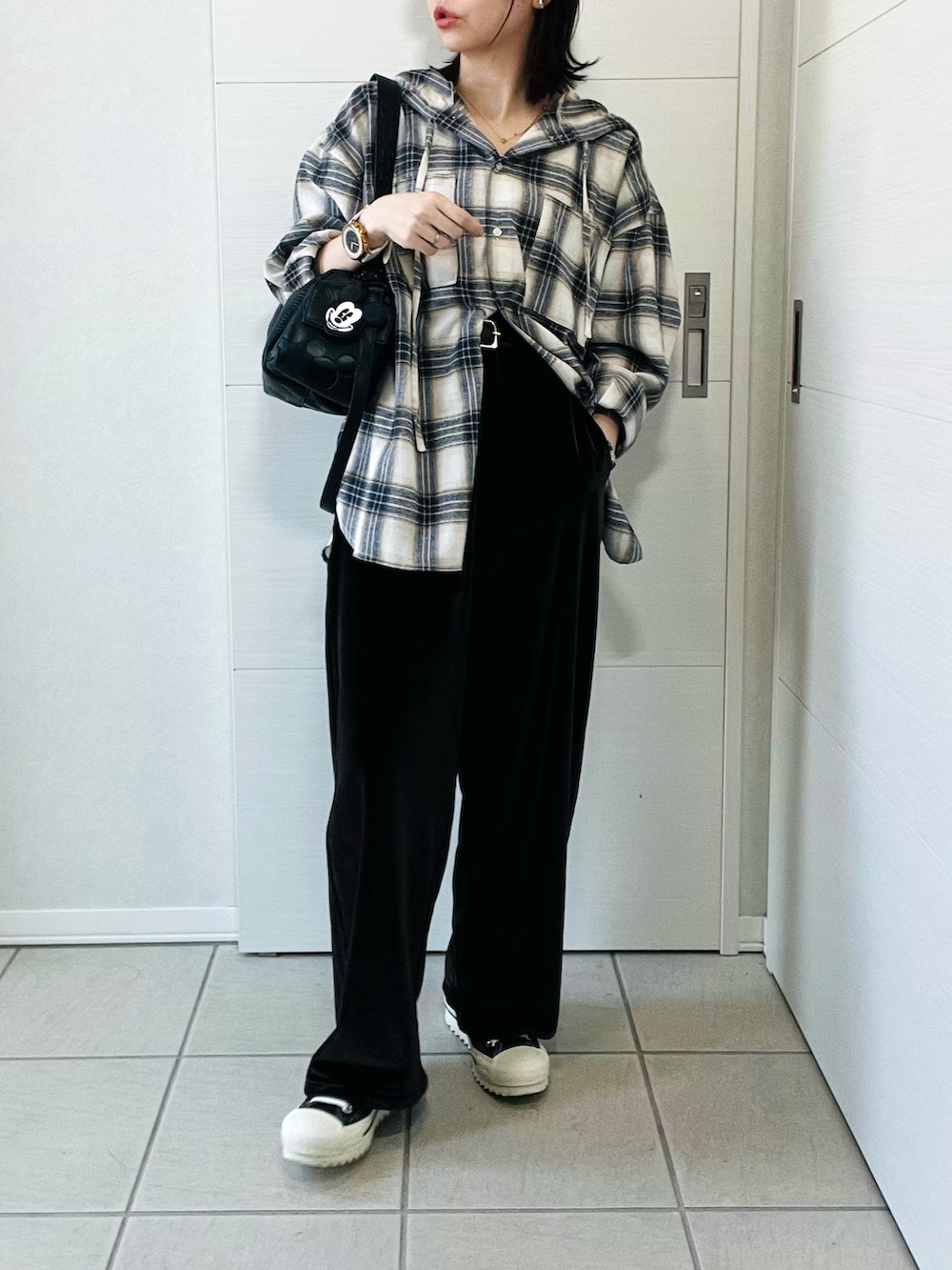 ホワイト系のシャツ/ブラウス、ブラウン系のその他パンツ、ブラック系のハンドバッグを着用したレディースの夏コーディネートの4枚目の写真