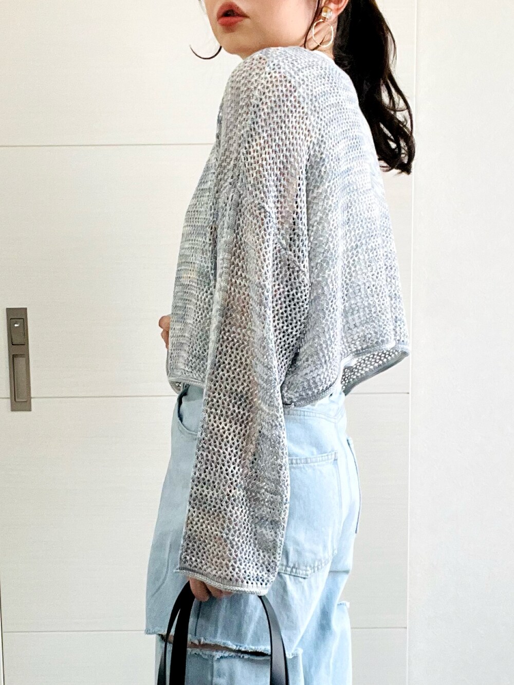 グレー系のカーディガン/ボレロ、ブルー系のデニムパンツ、ブラック系のサンダルを着用したレディースの夏コーディネートの5枚目の写真