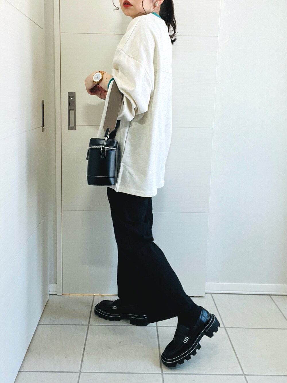 ベージュ系のスウェット、ブラック系のその他パンツ、ブラック系のローファーを着用したレディースの春コーディネートの5枚目の写真